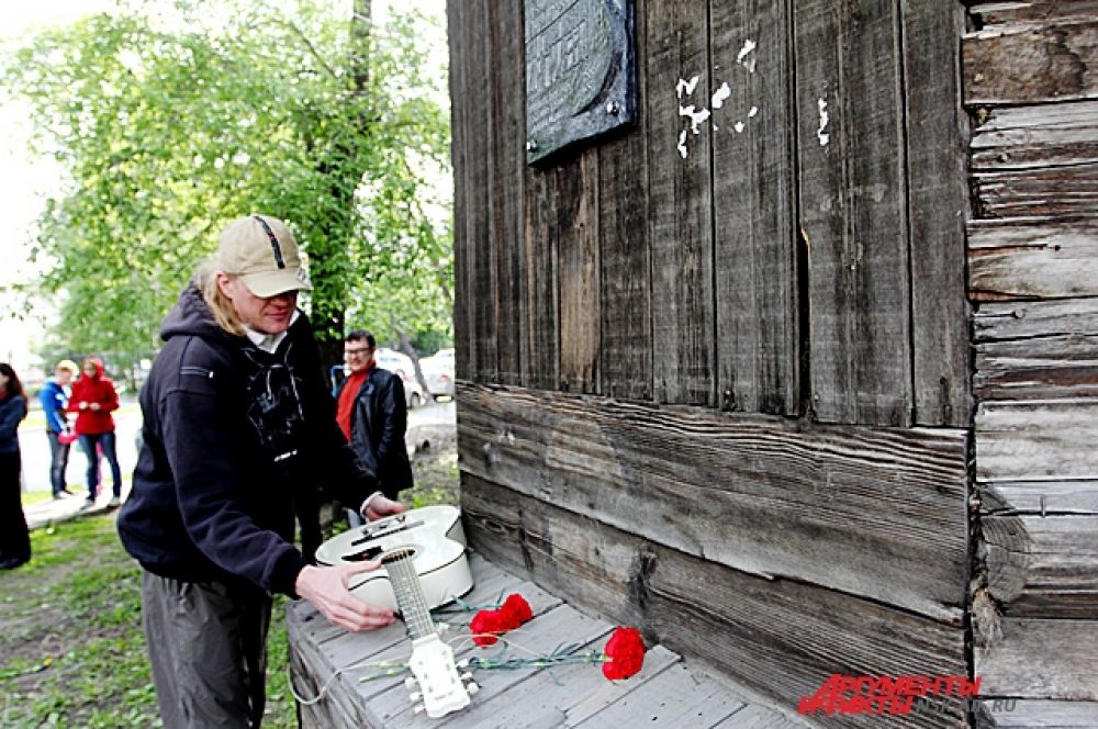 В день открытия памятной доски у дома, где жила семья Дягилевых, собралось около сотни человек.