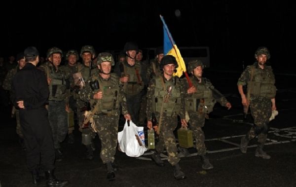 Военных торжественно встретили на полигоне вблизи Киева