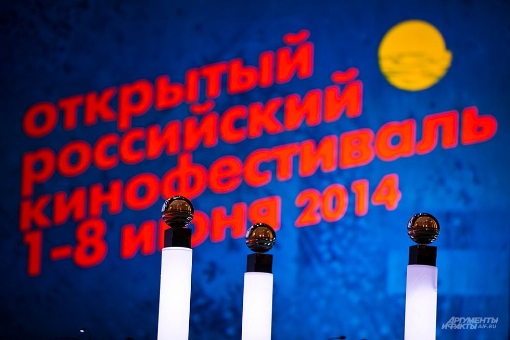 В общей сложности в рамках «Кинотавра» будут вручены десять наград: главный приз фестиваля, награда лучшему новичку, призы за лучший сценарий и режиссуры, мужскую и женскую роль, музыку к фильму и операторскую работу. Вместе с этим отдельными наградами будет отмечен лучший короткометражный фильм, а также вручена награда жюри кинопрокатчиков.