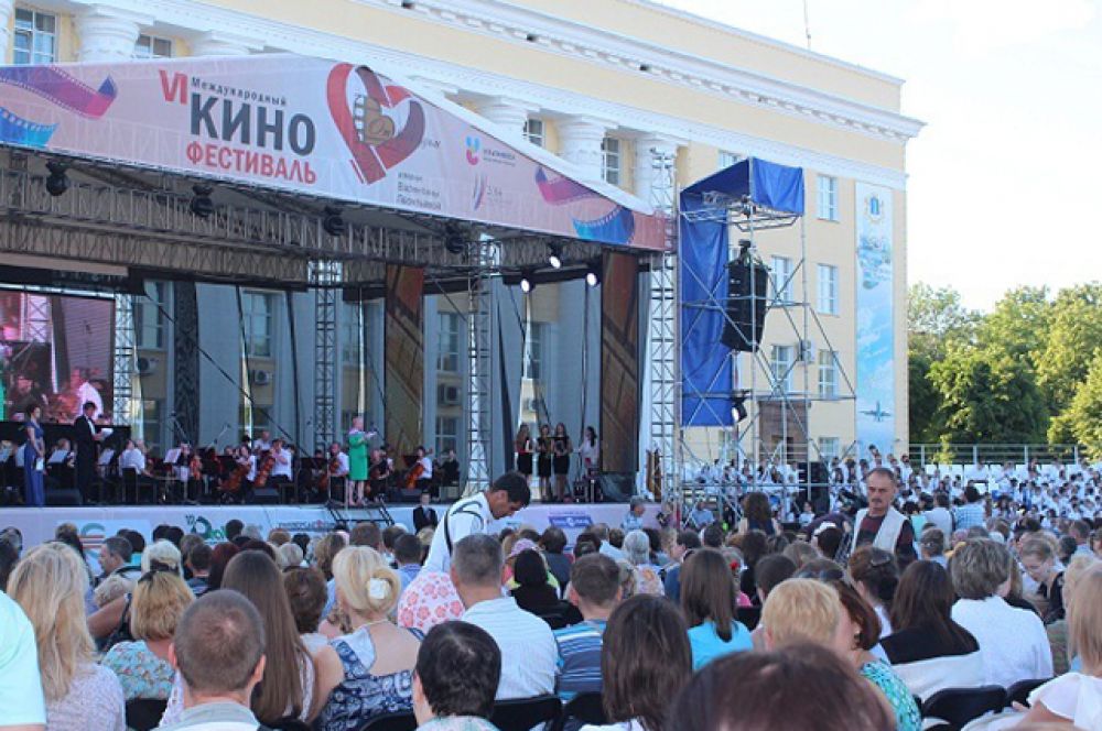 1. Площадь Ленина, вечер 1 июня
