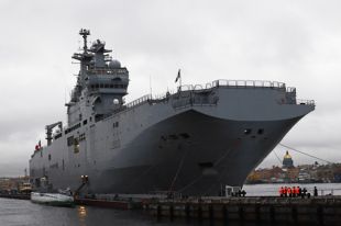 Французский военный корабль-вертолётоносец класса «Мистраль».