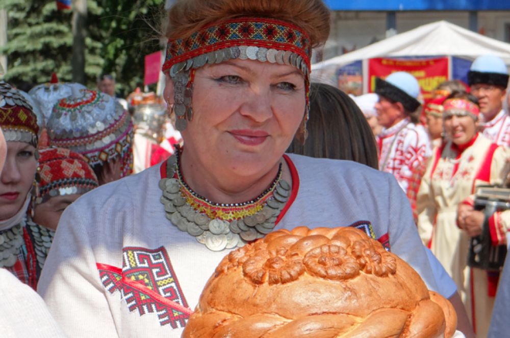 2. Участники праздника были в костюмах и с национальными блюдами