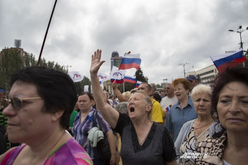 В Луганске самолётом ВВС Украины было обстреляно здание Луганской областной администрации. В результате инцидента на четвёртом этаже возник пожар.