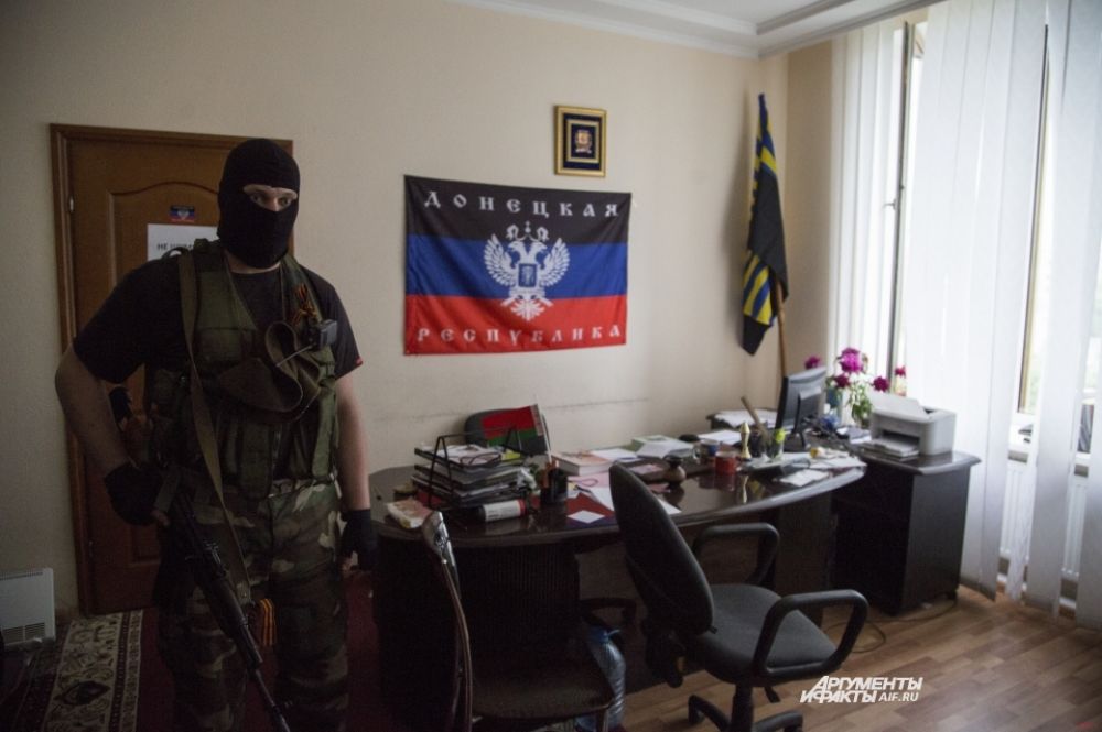 В ряде городов Донецкой области – Мариуполь, Донецк, Краматорск и Славянск – сейчас ощущается острая нехватка медикаментов и одежды. Активисты пересылают материальную помощь ополченцам, однако она не всегда доходит в срок, порой коробки с лекарствами приходится носить буквально вручную.