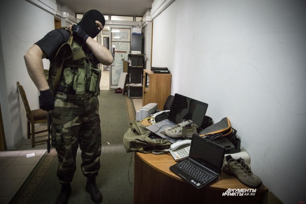 «Народный мэр» Славянска Вячеслав Пономарёв, в свою очередь, заявил, что город покинуло около 40% жителей. По оценке «народного мэра», Славянск покинули молодёжь и дети, но ещё около семи тысяч детей вместе с нежелающими покидать свои дома людьми пожилого возраста остаются.
