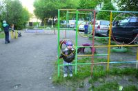 В омских дворах машины паркуются почти на детских площадках.