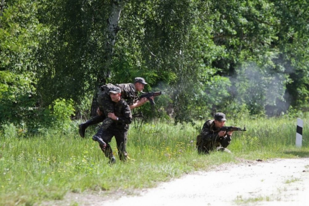 Солдаты учили журналистов выживать на войне