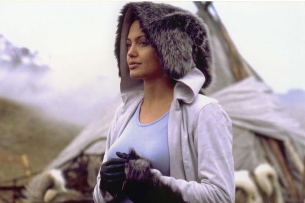 Всемирная слава обрушилась на Анджелину Джоли в начале 2000-х – вместе с ролями в фильмах франшизы Tomb Raider, основанной на одноимённой видеоигре. В 2001 году на экраны вышел фильм «Лара Крофт: Расхитительница гробниц», через два года – «Лара Крофт: Расхитительница гробниц 2 – Колыбель жизни».