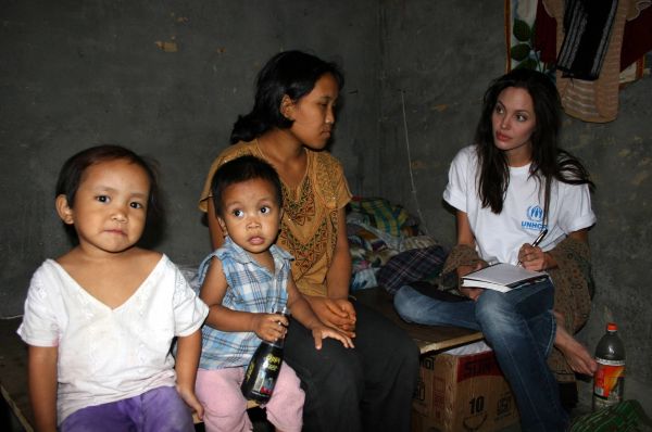 На съёмках первого фильма про Лару Крофт Анджелина Джоли побывала в Камбодже. По её словам, гуманитарная катастрофа в этой стране произвела на неё большое впечатление. Актриса связалась с ООН, начала регулярно посещать лагеря беженцев и жертвовать деньги.