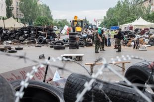 Баррикады у здания Донецкой ОГА