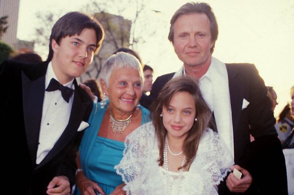 Анджелина Джоли родилась в семье известных актёров – Джона Войта и Маршелин Бертран. У Анджелины также есть старший брат – Джеймс Хэйвен, киноактёр и продюсер. На фото: Анджелина Джоли в одиннадцать лет с семьей, 1986 год.