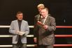 Легендарный алтайский тренер по боксу Василий Данилов и Константин Цзю обменялись подарками.