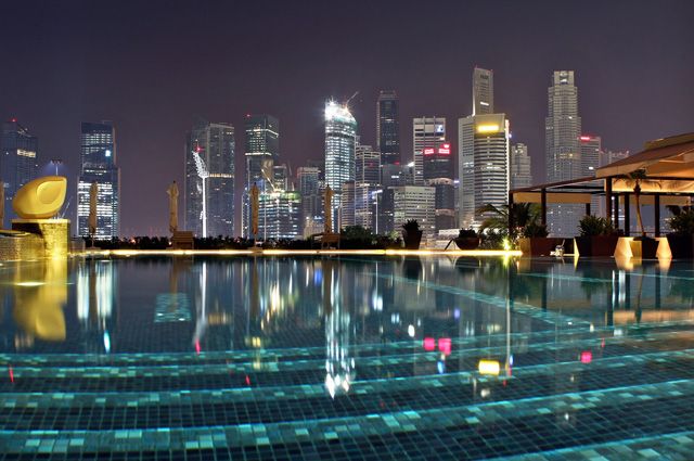 Бассейны на крышах небоскрёбов - современная примета разбогатевшего Сингапура.