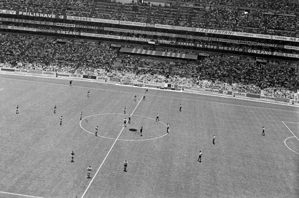  «Мундиаль» 1970 года вновь завершился для сборной поражением в четвертьфинале – после гола Виктора Эспарраго в дополнительное время победу одержала команда Уругвая. На фото: четвертьфинальный матч между сборными СССР (слева) и Уругвая (справа).