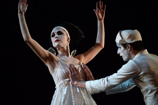 Артисты Шотландского балета Виктор Заралло и Бетани Кингсли-Гарнер в сцене из балета «Лунный Пьеро». 2014 год.