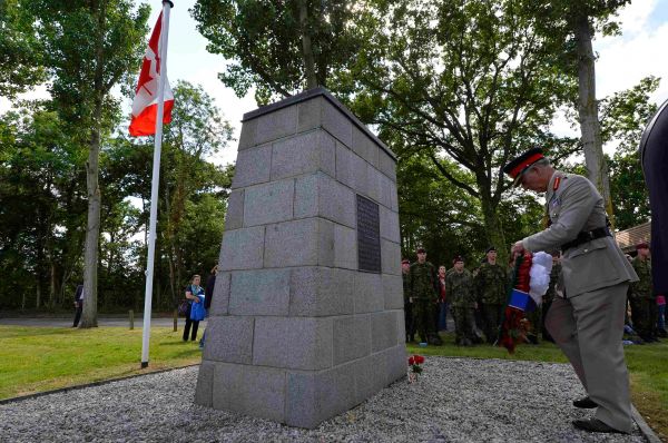 Принц Чарльз у канадского мемориала в честь погибших в операции солдатах воздушно-десантного батальона.