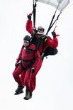 Тряхнуть стариной были не против и сами ветераны. На фото: 89-летний Джок Хаттон совершает тандемный прыжок с парашютом над теми самыми местами, где он десантировался 70 лет назад.