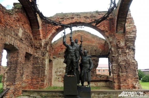 В разрушенном соборе стоим памятник советским воинам.