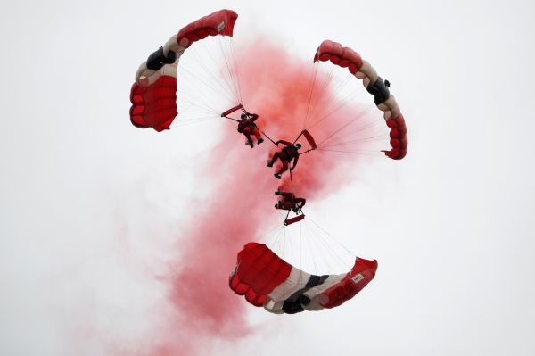 В завершении церемоний парашютисты продемонстрировали красочное воздушное шоу.