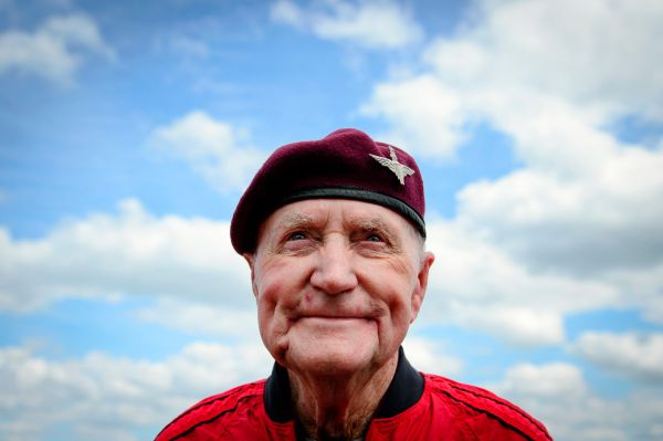 В праздничном мероприятии в Нормандии в эти дни принимают участие около 3 000 ветеранов, участвовавших в операции 70 лет назад. На фото: Джок Хаттон, 88 лет.