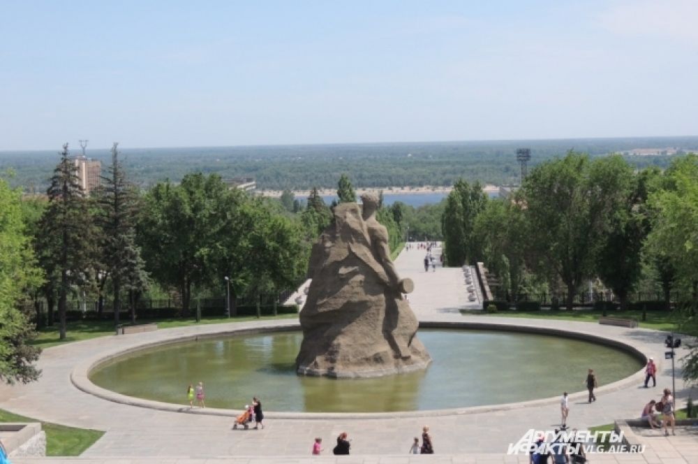 Откроют вновь отреставрированный монумент к 9 мая 2015 года.