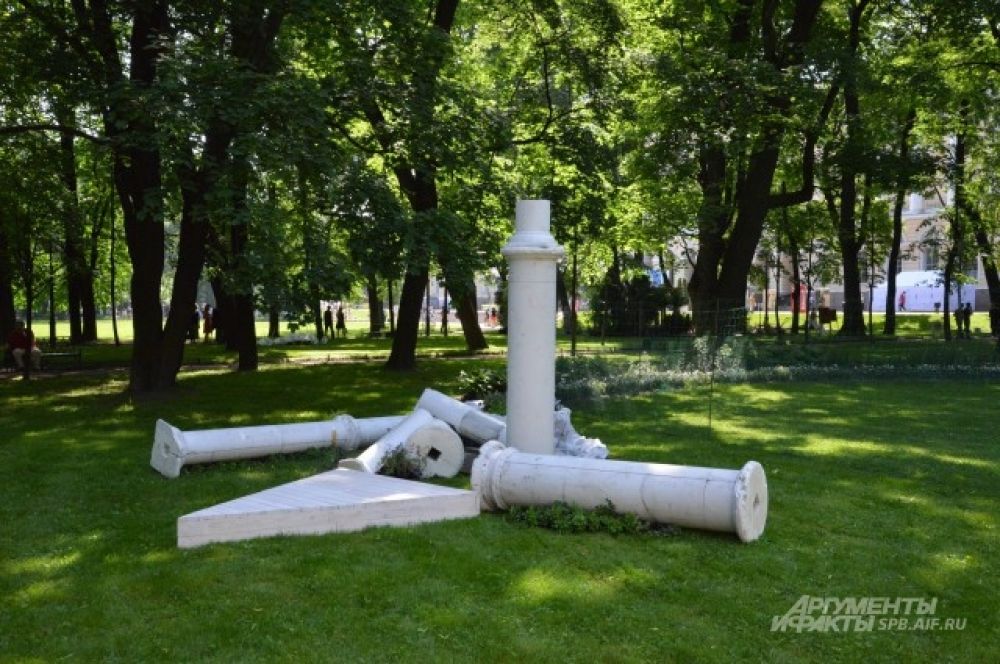 Колонны в самом центре Михайловского сада