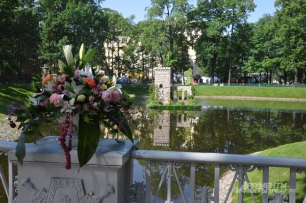 Плавучий замок в пруду Михайловского сада