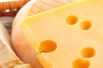 Сыр. Хорошо восполняет дефицит серы. Также содержит витамины А и В5, цинк.