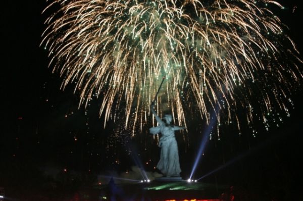 Статуя Родины-матери ночью освещается прожекторами. 9 мая 2010 года прямо на Мамаевом Кургане в честь годовщины Победы был дан праздничный салют. 