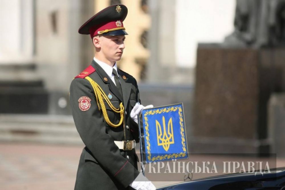 На автомобиль Порошенко повесили президентский штандарт