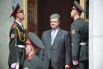 Петр Порошенко уже в статусе президента выходит из здания Верховной Рады.