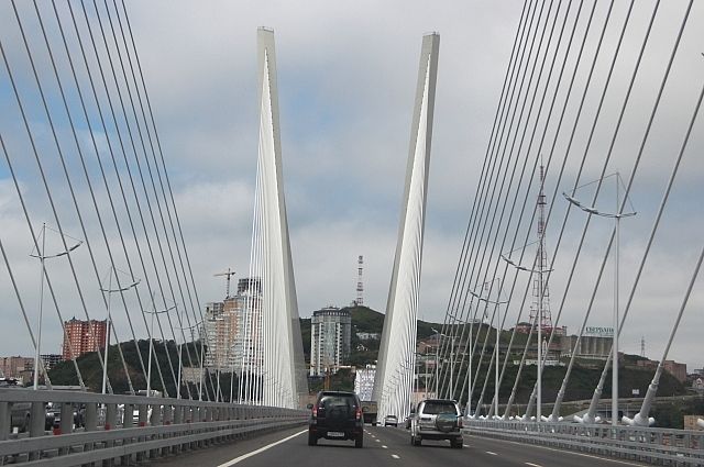 Шоссейный участок Золотого моста во Владивостоке.