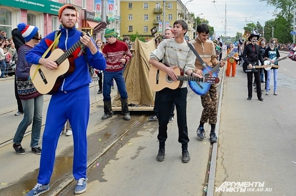 Барды и палатка притягивали к себе внимание. Еще бы, для многих тема давно стала ностальгической.