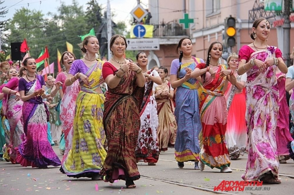 Поклонники кришнаитской культуры в очередной раз удивили иркутян костюмами и танцами.