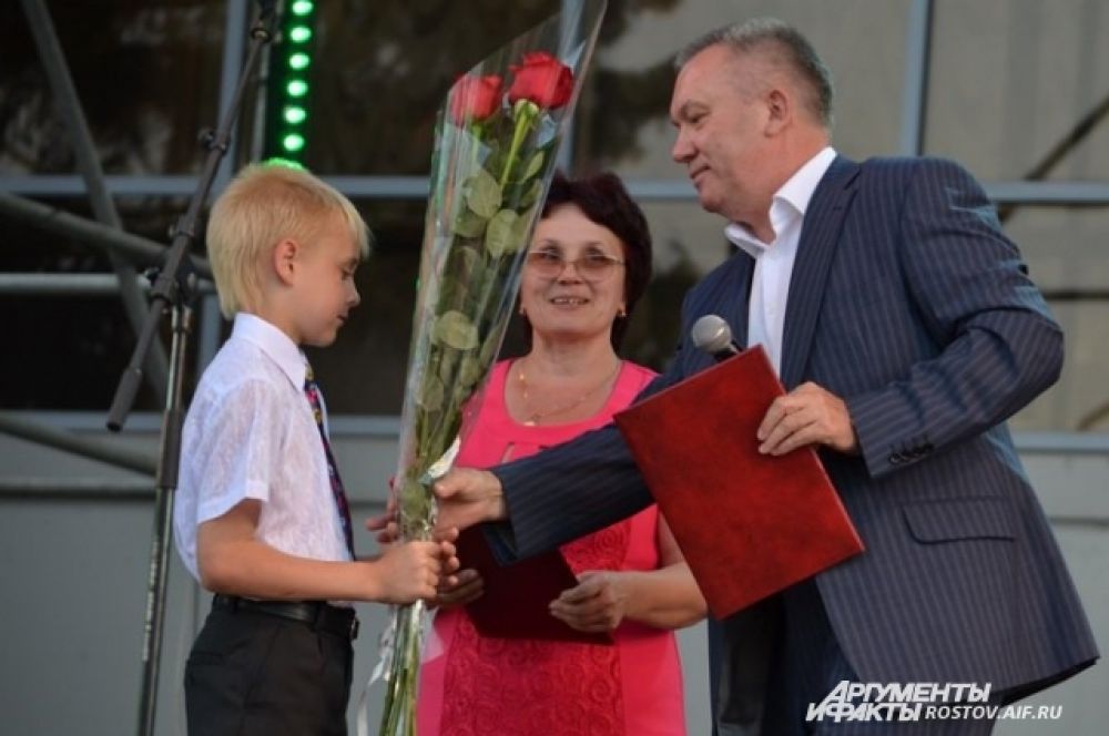 Директор Фонда Зинаида Богданова принимает поздравления от начальника отдела специального образования и социально-правовой защиты детства Министерства образования РО Петра Серова.