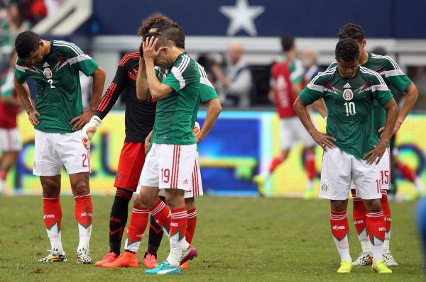 Команда Мексики постоянно выступает на международных футбольных форумах в форме зелёного цвета.