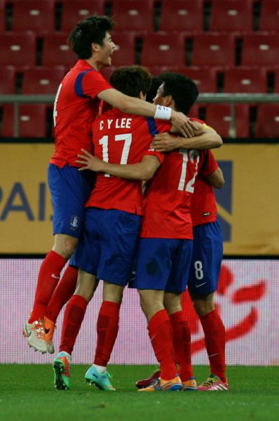 Команда Южной Кореи будет представлена красной формой с рядом элементов синего цвета.