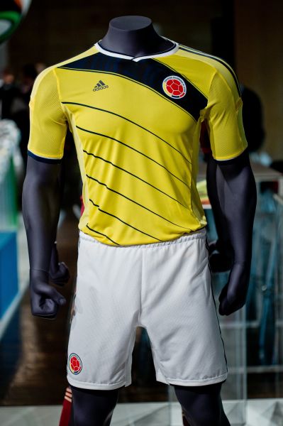 Колумбия в качестве основной формы будет использовать бело-жёлтую расцветку с элементами чёрного цвета – прежде игроки этой страны выступали в шортах тёмно-синего цвета.