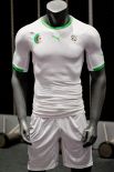 Для команды Алжира подготовлена аккуратная и непритязательная форма белого цвета с зелёными вставками.