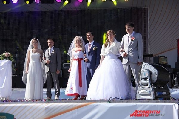 14-ти иркутянам посчастливилось отметить свадьбу на глазах всего города.