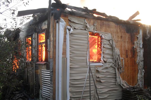 В результате пожара уничтожен дом площадью 13,5 квадратных метров.