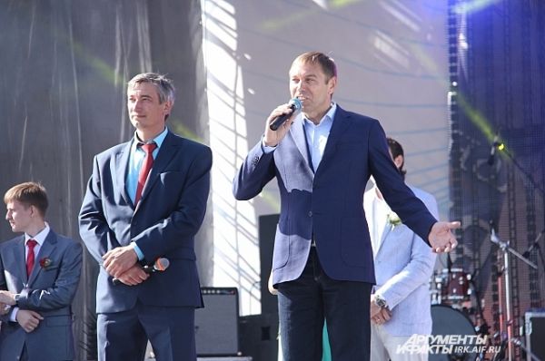 Мэр Виктор Кондрашов поздравил молодых и пожелал долгих счастливых лет вместе.