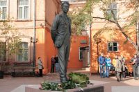Памятник первому губернатору Иркутской области Юрию Ножикову.