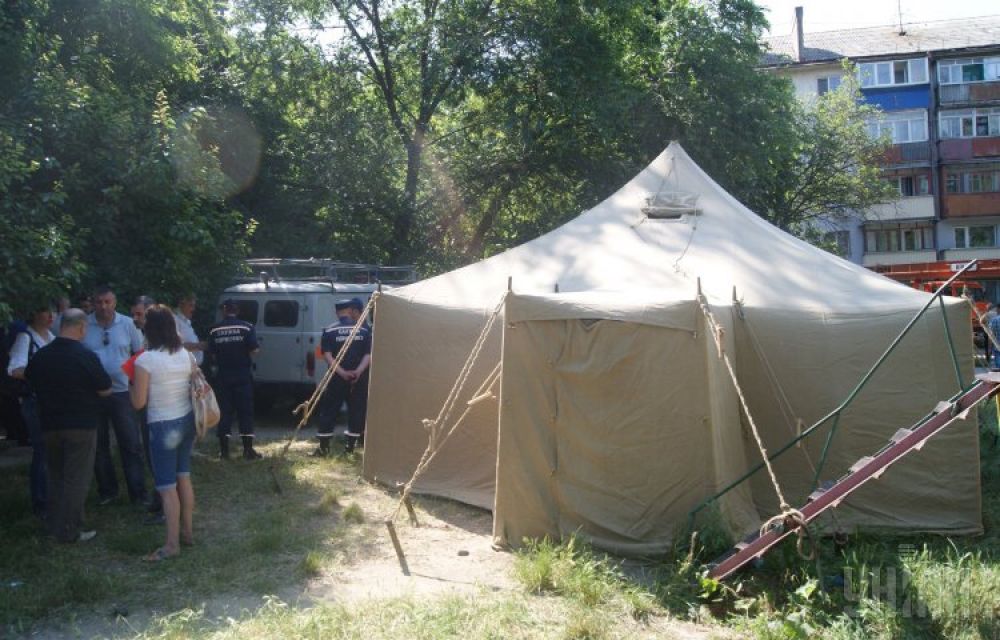 Работники ГСЧС развернули у многоэтажки мобильный спасательный пункт