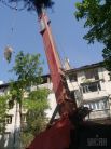 Спасатели снимают с дома обломок стены