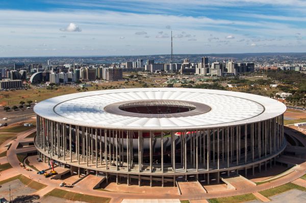 Национальный стадион Бразилии имени Манэ Гарринчи в столице страны Бразилиа был построен в прошлом году на месте старого. По задумке создателей, новая арена вместит 71 400 зрителей. Это полностью футбольный стадион, и его планируется задействовать в рамках футбольного турнира Олимпийских игр 2016 года.