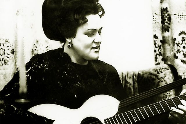 В компаниях Зыкина часто брала в руки гитару.