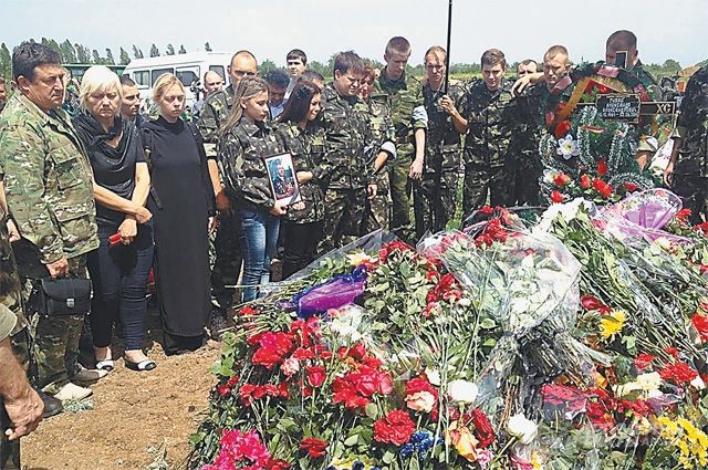 Жители ЛНР прощаются с жертвами авиаудара, нанесённого по центру Луганска.