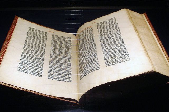 Экземпляр Библии Иоганна Гутенберга из музея в Майнце.