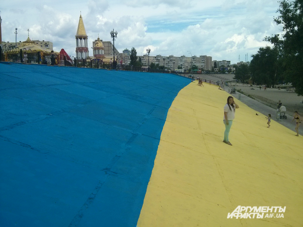 На украинский флаг активисты потратили 600 литров краски